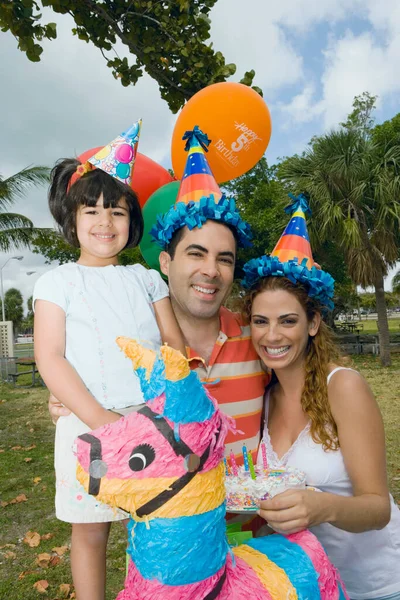 ビーチで誕生日を祝う幸せな家族 — ストック写真