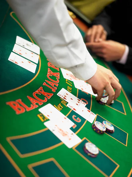 男はチップとポーカーでカードをプレイ — ストック写真
