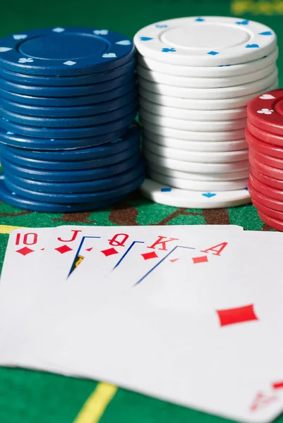 Poker Çipleri Kartları Beyaz Arkaplanda — Stok fotoğraf