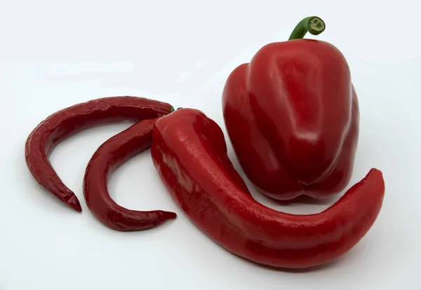 Ωρίμασε Ζουμερές Κόκκινες Πιπεριές Capi Και Καυτερές Κόκκινες Πιπεριές Λευκό — Φωτογραφία Αρχείου