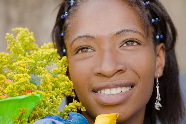 Portret Van Een Mooi Afrikaans Amerikaans Meisje Met Koptelefoon — Stockfoto