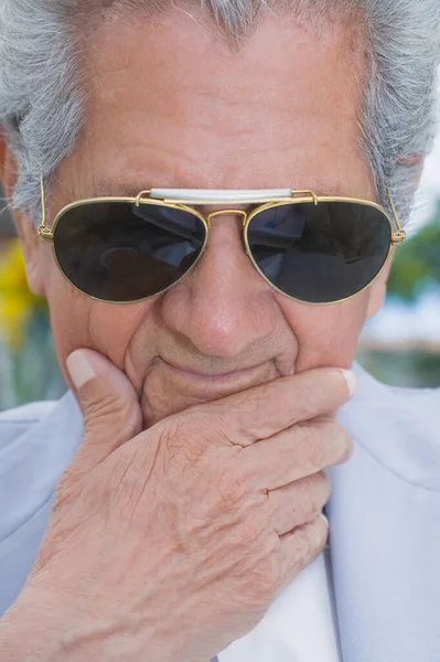 Retrato Hombre Mayor Con Una Camisa Blanca Gafas — Foto de Stock