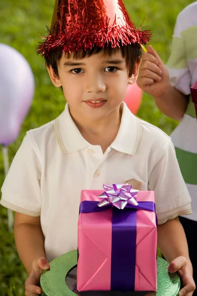 Портрет Хлопчика Подарунковою Коробкою — стокове фото