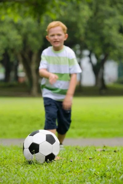 Jeune Garçon Avec Ballon Football Sur Herbe Verte — Photo