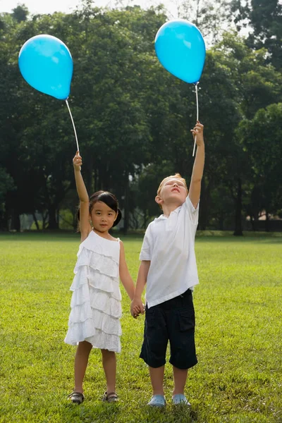 Młoda Para Balonami Parku — Zdjęcie stockowe