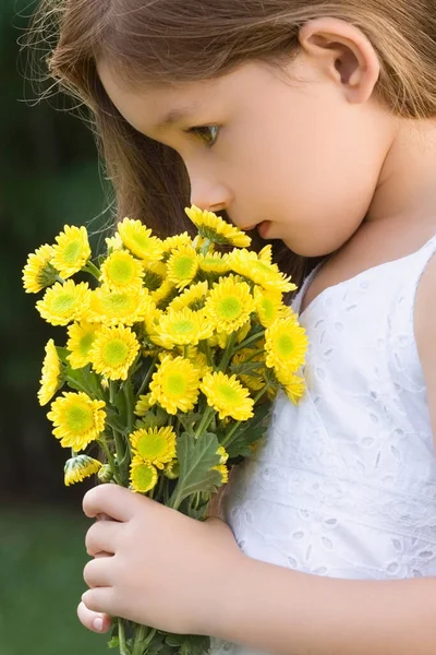 Menina Com Buquê Flores Amarelas — Fotografia de Stock