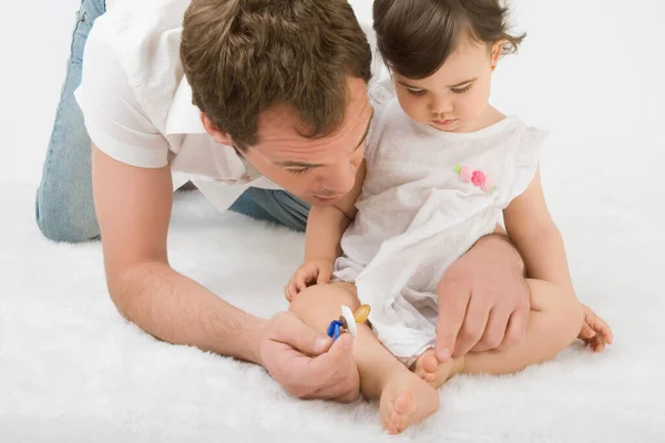 Pai Filha Brincando Com Brinquedo Cama — Fotografia de Stock