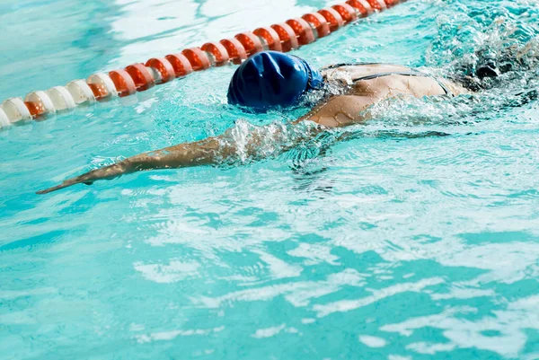 Jeune Femme Bonnet Bleu Uniforme Polo Blanc Nageant Dans Eau — Photo