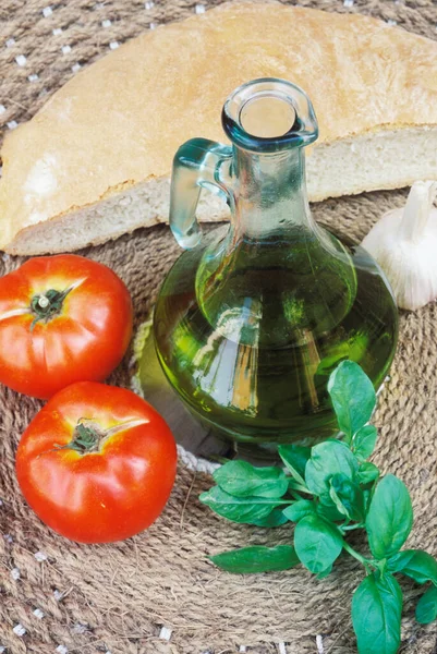 Närbild Flaska Olivolja Och Två Tomater — Stockfoto