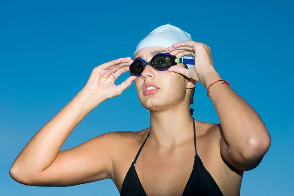 Giovane Donna Occhiali Sole Con Occhiali Sfondo Blu — Foto Stock