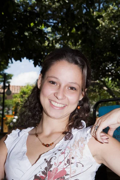 Retrato Uma Jovem Com Sorriso — Fotografia de Stock