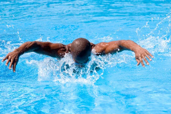Νεαρός Άνδρας Μπλε Καπέλο Που Κολυμπάει Στην Πισίνα — Φωτογραφία Αρχείου