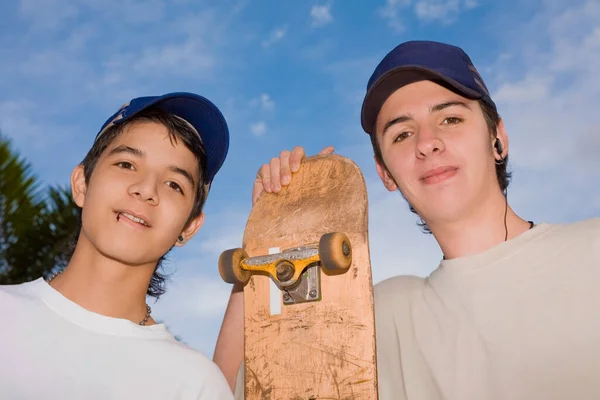 Joven Con Monopatín — Foto de Stock