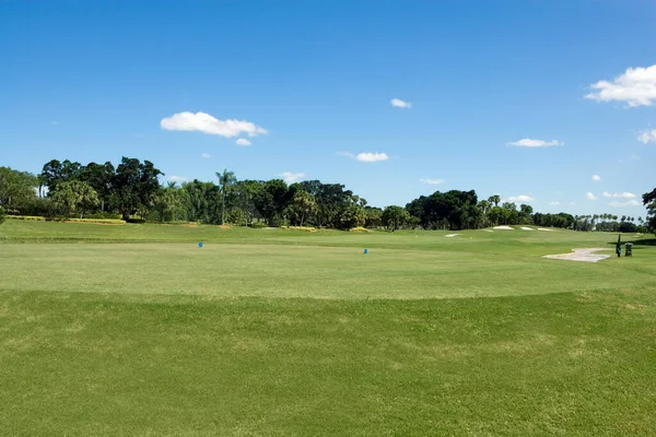 Campo Golf Con Erba Verde Cielo Blu — Foto Stock