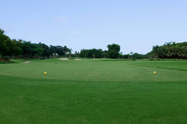 Pole Golfowe Zielonym Polu — Zdjęcie stockowe