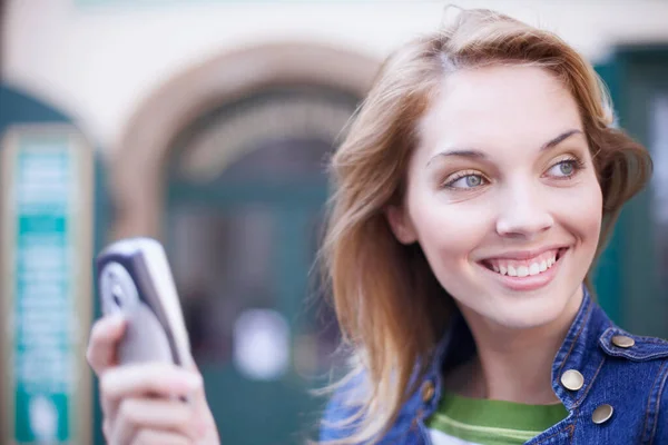 Primer Plano Una Joven Sonriendo Sosteniendo Teléfono Móvil — Foto de Stock