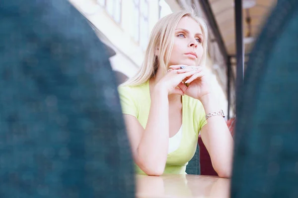 Vista Angolo Basso Una Giovane Donna Ristorante — Foto Stock