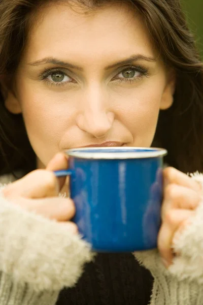Retrato Uma Jovem Mulher Bebendo Café — Fotografia de Stock