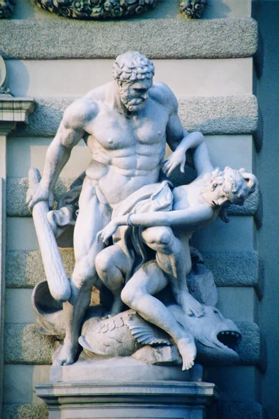 壁の前の彫像 ホフブルク宮殿 ウィーン オーストリア — ストック写真