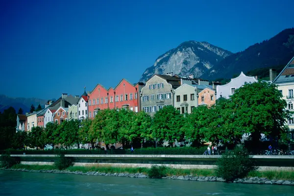 Domy Letniskowe Wzdłuż Rzeki Inn River Innsbruck Austria — Zdjęcie stockowe