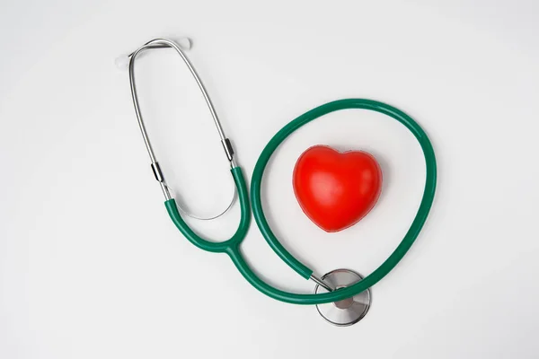 Estetoscópio Médico Coração Borracha Vermelha Fundo Branco Close — Fotografia de Stock