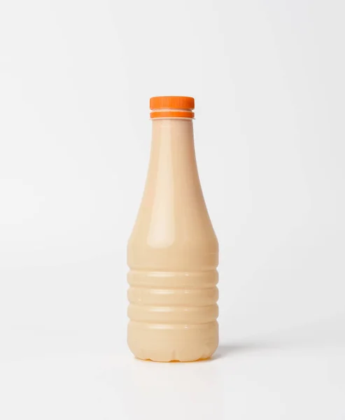 Beyaz Arka Planda Süt Için Bej Plastik Şişe Sıvı Ürünler — Stok fotoğraf