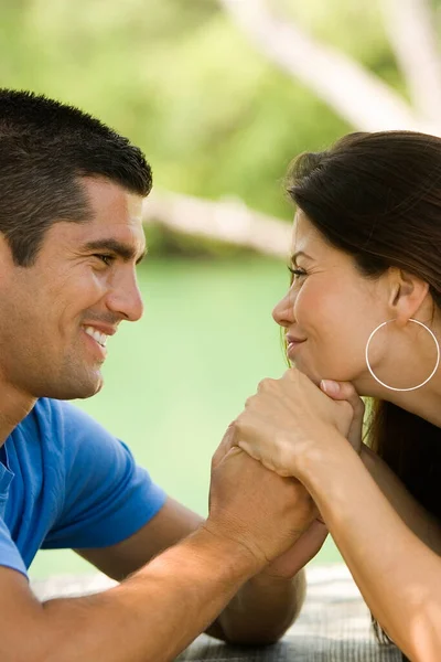 Primo Piano Uomo Mezza Età Una Giovane Donna Che Guardano — Foto Stock