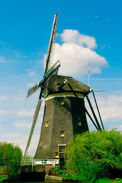 Vista Ángulo Bajo Molino Viento Tradicional Leiden Países Bajos — Foto de Stock