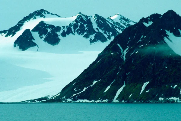 Montagnes Enneigées Bord Eau Îles Svalbard Norvège — Photo