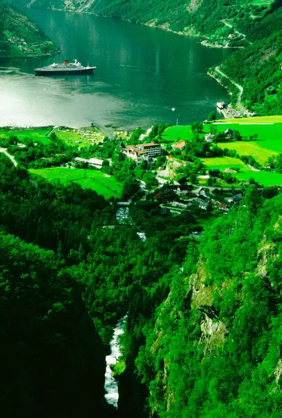 Vista Alto Ângulo Uma Aldeia Geirangerfjord Geiranger Noruega — Fotografia de Stock