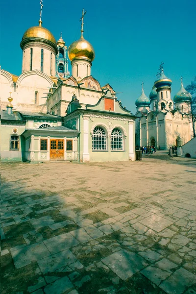 Laag Uitzicht Een Kerk Sint Sergiuskerk Zagorsk Moskou Rusland — Stockfoto
