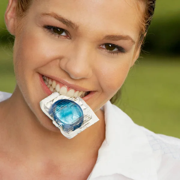 Portrait Une Adolescente Tenant Préservatif Dans Bouche — Photo