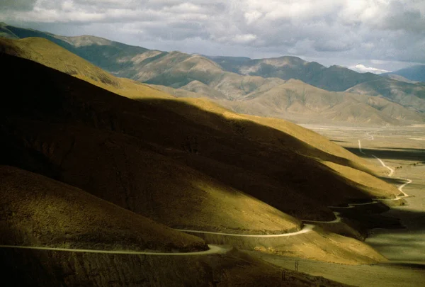 티베트 샤가에 카트만두 고속도로를 가로지르는 도로의 — 스톡 사진