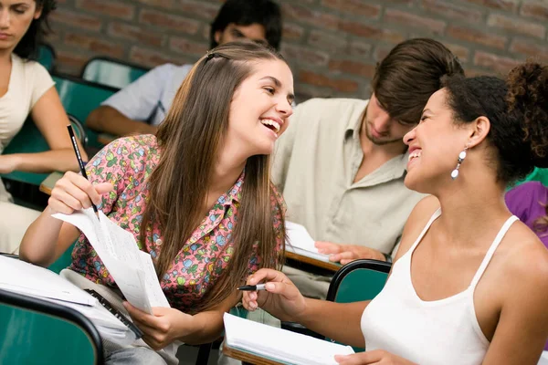 Grupo Jóvenes Estudiantes Que Estudian Biblioteca Universitaria — Foto de Stock