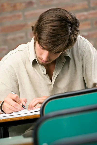 Jeune Homme Lisant Livre Bibliothèque — Photo