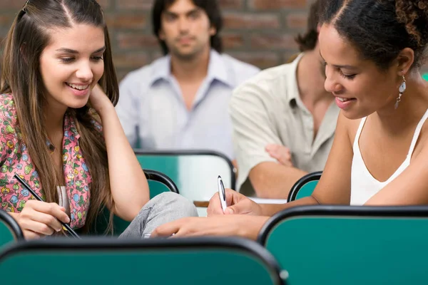 Grupo Jóvenes Estudiantes Sentados Aula — Foto de Stock