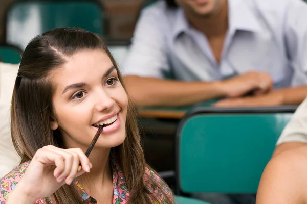 Porträtt Ung Kvinnlig Elev Med Sin Lärare Klassrummet — Stockfoto