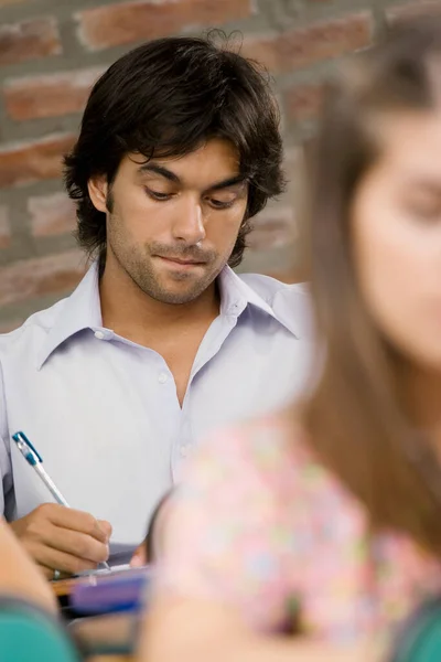 Pareja Joven Aula — Foto de Stock