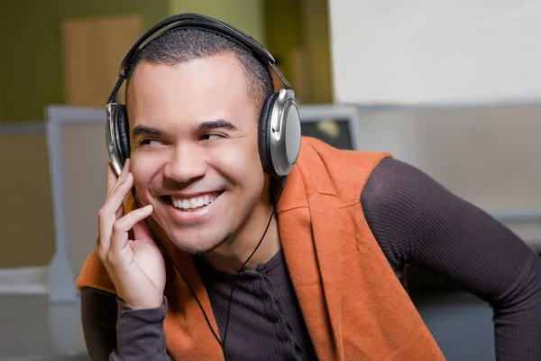 Jovem Com Fones Ouvido Ouvindo Música Sala — Fotografia de Stock