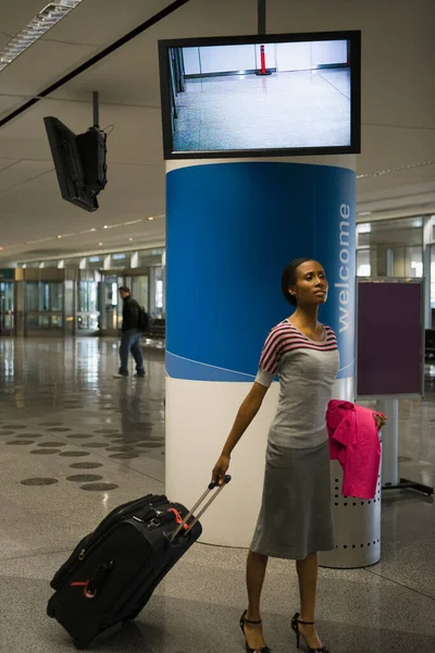 Νεαρή Γυναίκα Βαλίτσα Και Αποσκευές Στο Αεροδρόμιο — Φωτογραφία Αρχείου