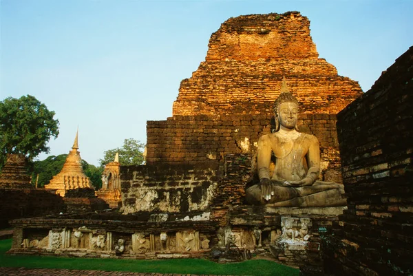 Bir Tapınaktaki Buda Heykelinin Eski Kalıntıları Satchanalai Tarihi Parkı Sukhothai — Stok fotoğraf