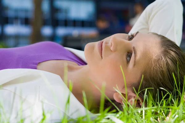 Jeune Femme Couchée Sur Banc Dans Parc — Photo