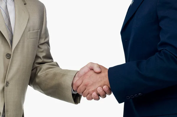 二人のビジネスマンが握手し 手を取り合い 互いに孤立させ合い — ストック写真