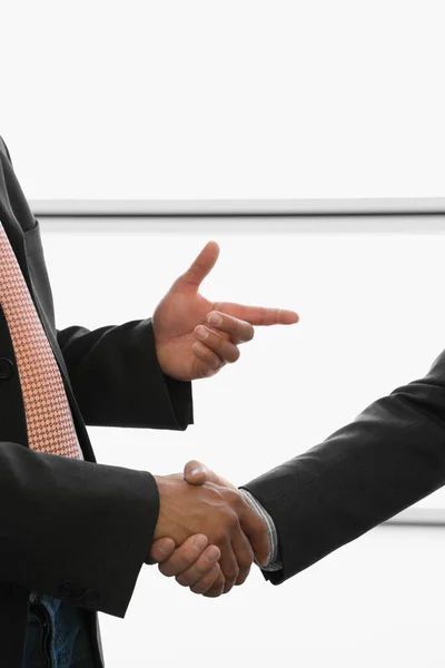 ビジネスの握手ビジネスマンや女性の手 — ストック写真