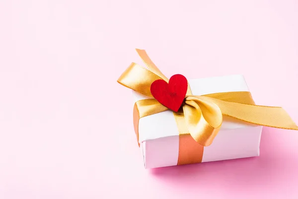 Conceito Dia Dos Namorados Caixa Presente Branco Com Uma Fita — Fotografia de Stock