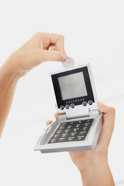 Wanita Tangan Memegang Kalkulator Dengan Latar Belakang Putih — Stok Foto