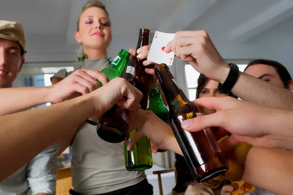 Skupina Přátel Popíjejících Pivo Cinkajících Lahví Vína Hospodě — Stock fotografie