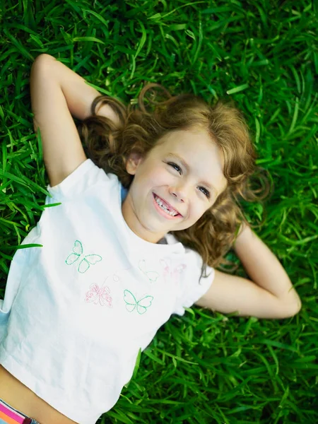 Retrato Una Linda Niña Acostada Sobre Hierba Verde — Foto de Stock