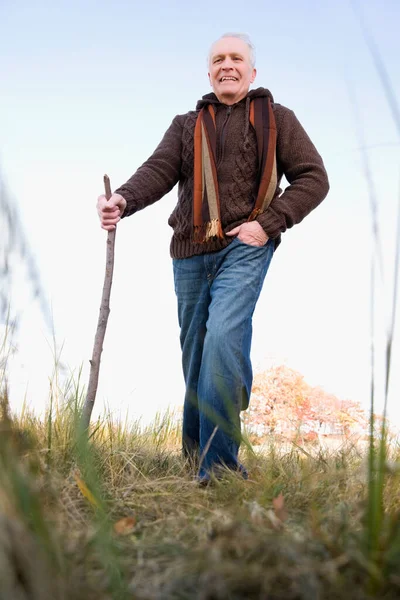 Senior Man Med Ryggsäck Promenader Skogen — Stockfoto