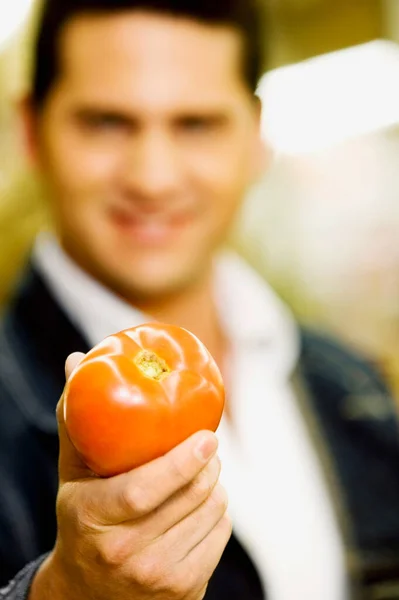 Närbild Ung Man Som Håller Paprika — Stockfoto